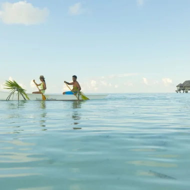 Balade en pirogue en couple sur le lagon de Tikehau © Tahiti Tourisme