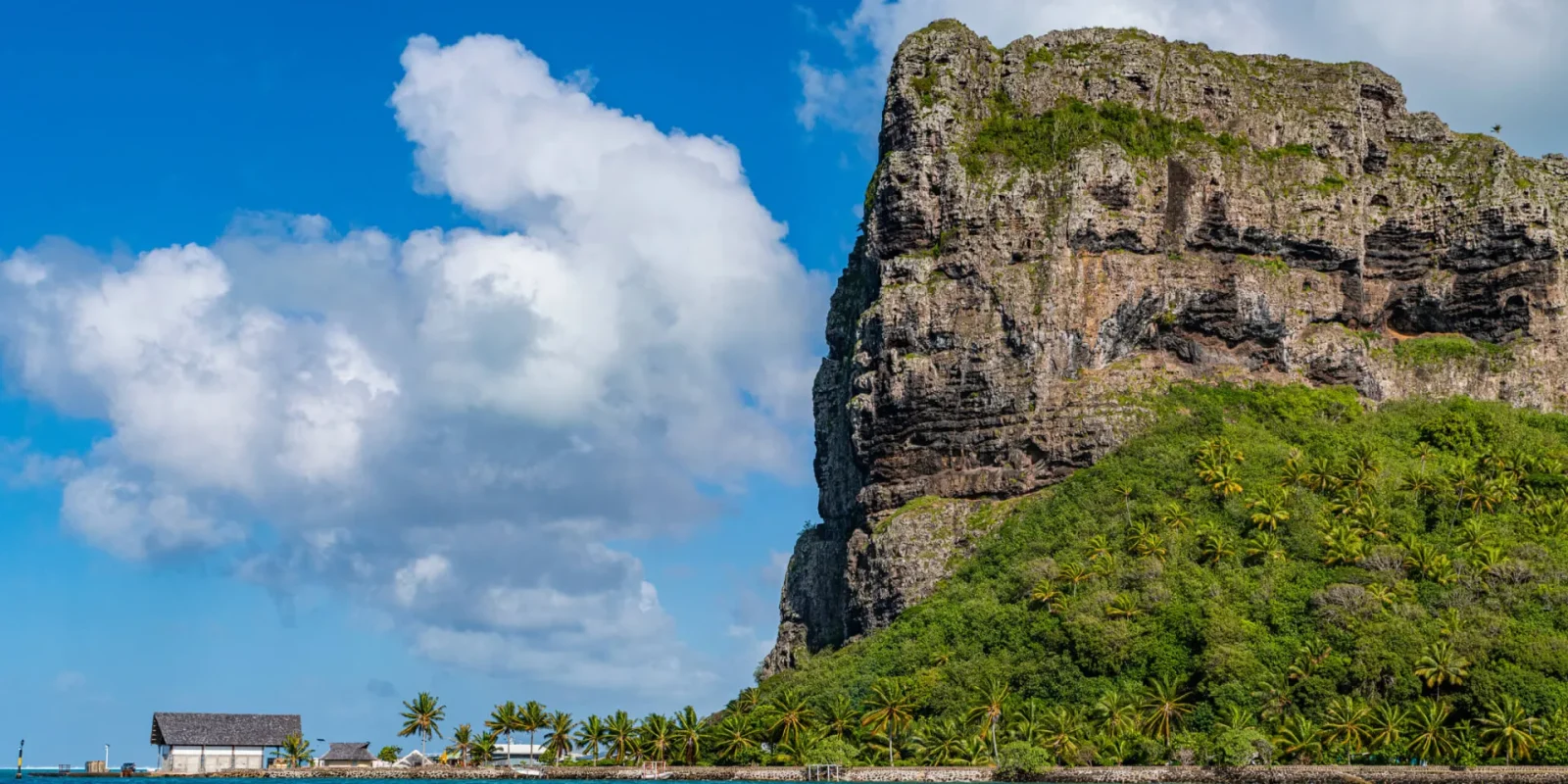 Vue sur la falaise de Maupiti ©Michael Runkel