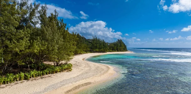 Vue sur une plage de Rurutu ©Michael Runkel