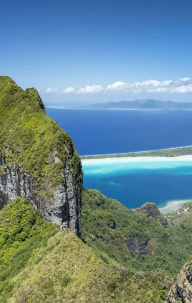 Vue aérienne du mont Otemanu © Grégoire Le Bacon Tahiti Nui Helicopters