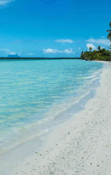 Une plage de sable blanc à Tupai © Hino Itaru