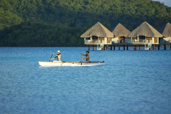 Canoeing in Bora Bora c Tahiti Tourisme