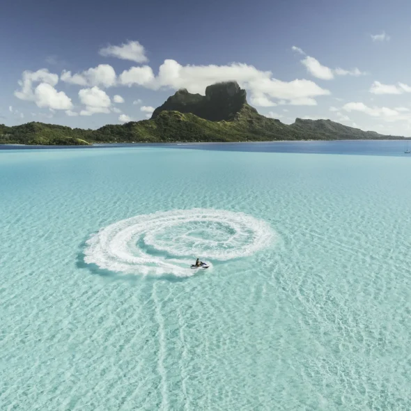 Jet skiing in Bora Bora© Eric Rubens-