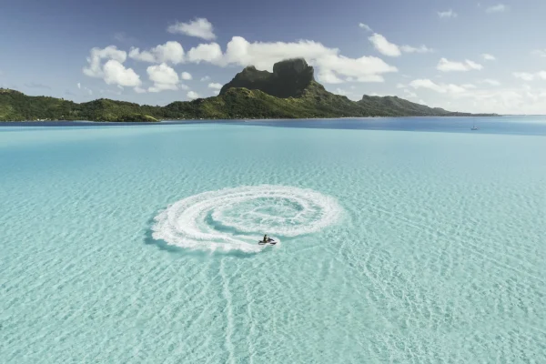 Jet skiing in Bora Bora© Eric Rubens-