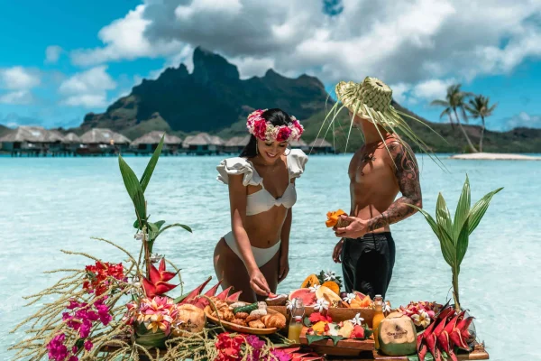 Gourmet break in the Bora Bora lagoon © Jeremy Austiin