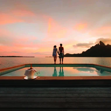 Petit sunset en couple au bord de la piscine © Tahiti Tourisme