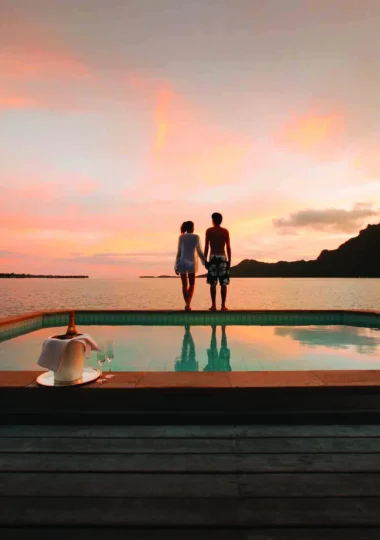 Petit sunset en couple au bord de la piscine © Tahiti Tourisme