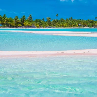 Une plage de sable rose, typique de Tikehau © Lei Tao