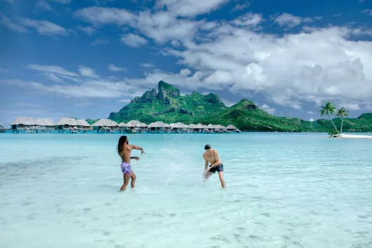 Profiter de Bora Bora et ses plage de sable de blancs en couple © Hélène Havard