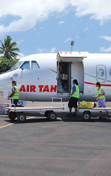 Arrivée à l'aéroport de Nuku Hiva © Tahiti Tourisme