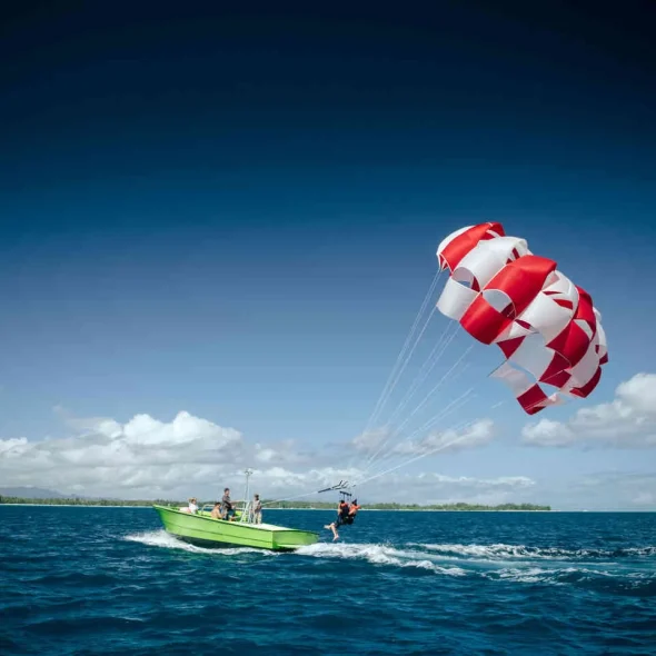Faire du parasail © Myles McGuinness
