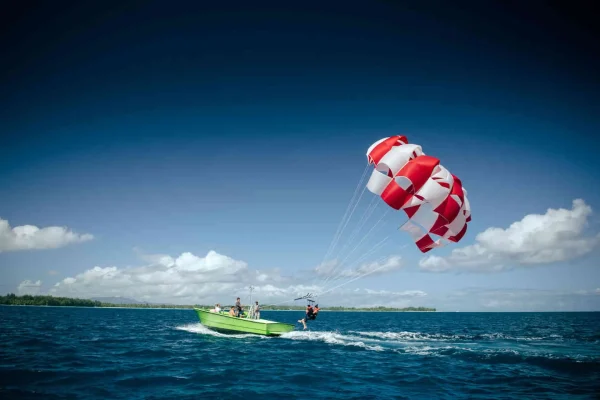 Faire du parasail © Myles McGuinness