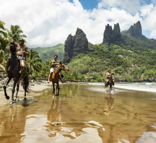 Cavaliers de Nuku Hiva sur plage de sable de blanc © Grégoire Le Bacon