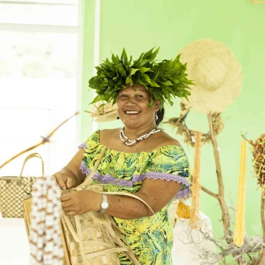 Vendeuse de 'ete (panier en reo tahiti) à Raivavae ©Grégoire Le Bacon