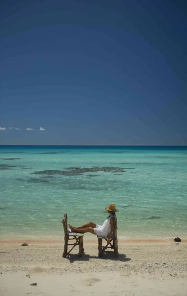 Séance bronzette sur le sable rose de Tikehau © Tahiti Tourisme