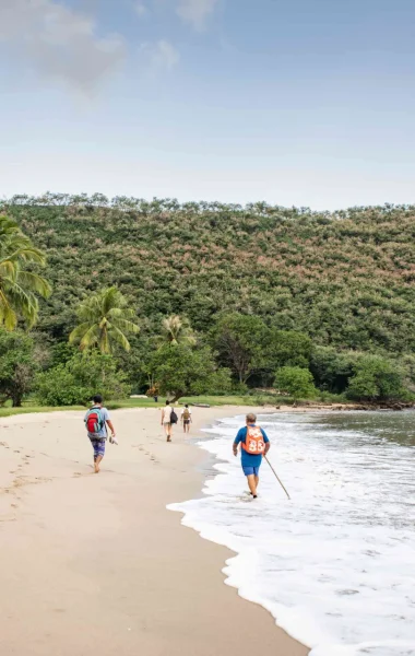 Balade pédestre sur le sable blanc de Nuku Hiva © Stéphane Mailion Photography