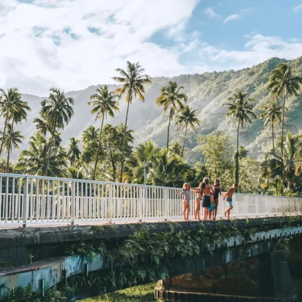 Des enfants qui sautent du pont de Vaiha à Tahiti © Overpeek Studio