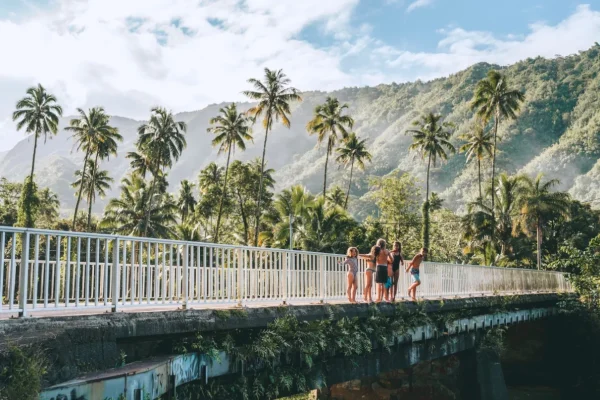 Des enfants qui sautent du pont de Vaiha à Tahiti © Overpeek Studio