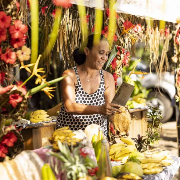 Petite pause pour boire un coco glacé à un snack sur Moorea © Grégoire Le Bacon