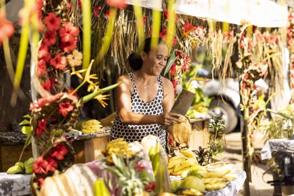 Petite pause pour boire un coco glacé à un snack sur Moorea © Grégoire Le Bacon