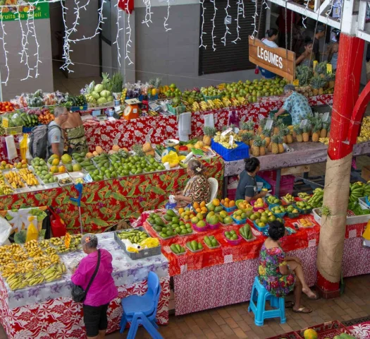 Le marché de Papeete et ses étals de fruits et légumes © Massimiliano Cinà