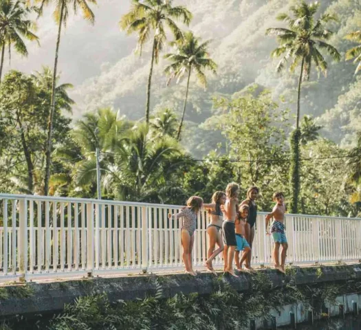 Enfants sur le pont de Faaone qui s'apprêtent à sauté dans la rivière © Overpeek Studio