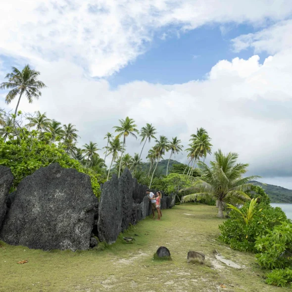 Marae Anini au bord de l’eau à Huahine © Grégoire Le Bacon