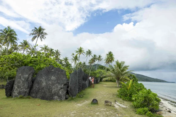 Marae Anini au bord de l’eau à Huahine © Grégoire Le Bacon