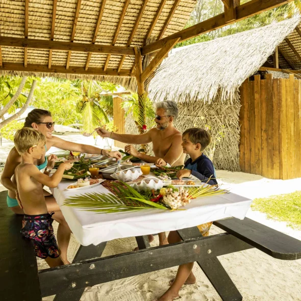 Pique-nique sur un motu à Bora Bora © Grégoire Le Bacon