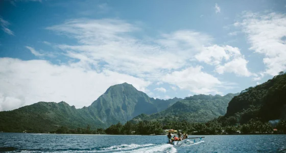 Vue sur Moorea depuis le lagon © Myles McGuinness