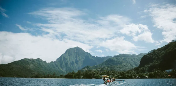 Vue sur Moorea depuis le lagon © Myles McGuinness