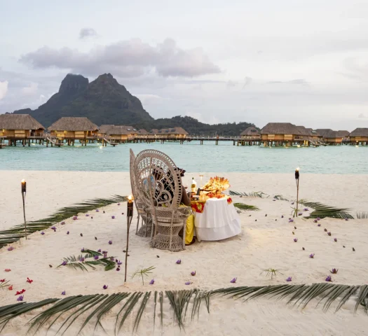 Dîner sur une plage à Bora Bora © Grégoire Le Bacon