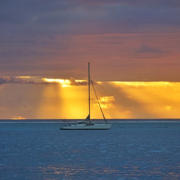 Voilier et coucher de soleil à Bora Bora © Lei Tao