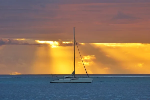 Voilier et coucher de soleil à Bora Bora © Lei Tao