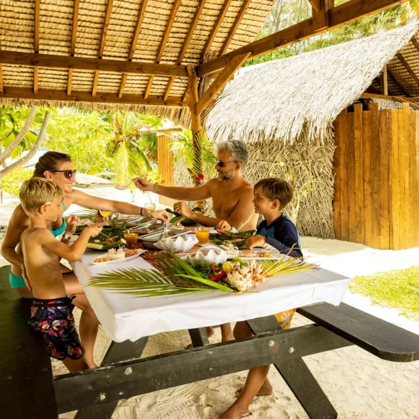 Lunch on the motu in Bora Bora © Grégoire Le Bacon2