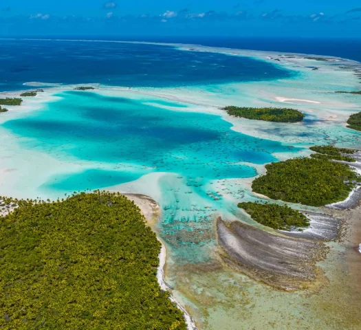 Vue aérienne sur le Blue Lagoon de Rangiroa © Michael Runkel