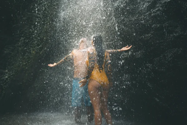 Baignade sous une cascade © Overpeek Studio