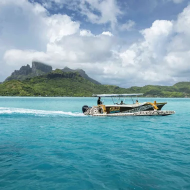 Bateau sur le lagon de Bora Bora © Grégoire Le Bacon
