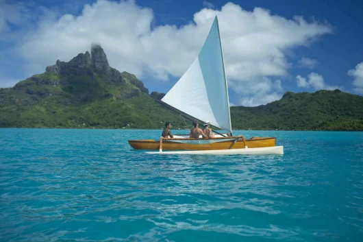 Pirogue à voile à Bora Bora © Grégoire Le Bacon