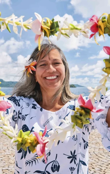 Accueil chaleureux avec collier de fleur à Raiatea © Alika Photography