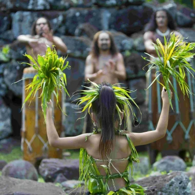 Petite fille de dos lors d'un spectacle de danse © Tahiti Tourisme