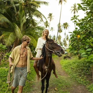 Balade à cheval en couple à Nuku Hiva © Grégoire Le Bacon