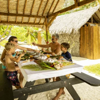 Déjeuner en famille avec des spécialités locales au bord de la plage © Grégoire Le Bacon