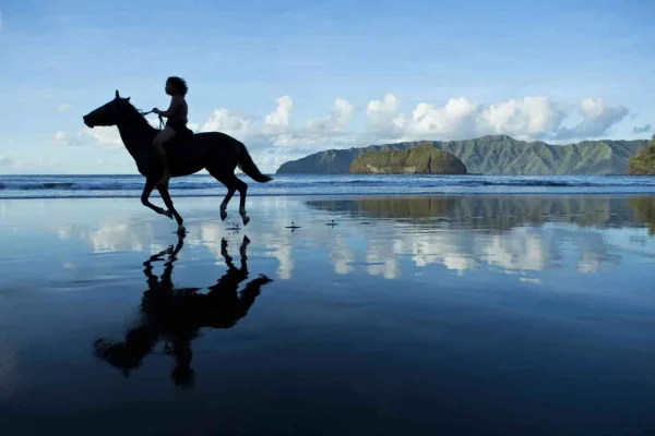 La plage de Atuona à Hiva Oa © Tahiti Tourisme