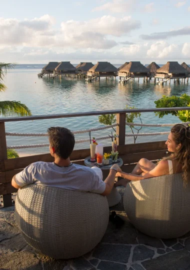 Apéro en amoureux au coucher du soleil Tahiti Tourisme
