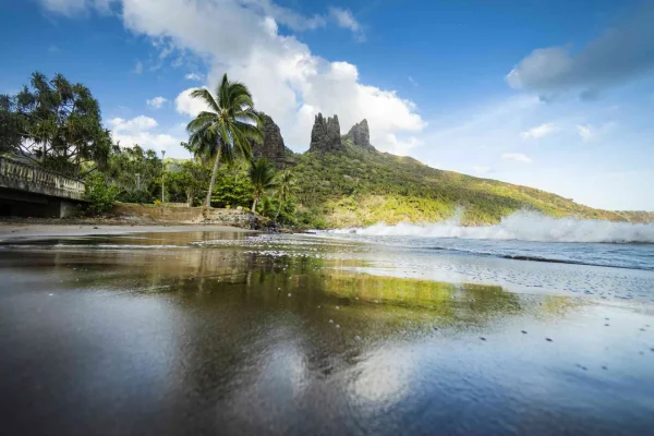 La plage du village de Hatiheu à Nuku Hiva © Grégoire Le Bacon